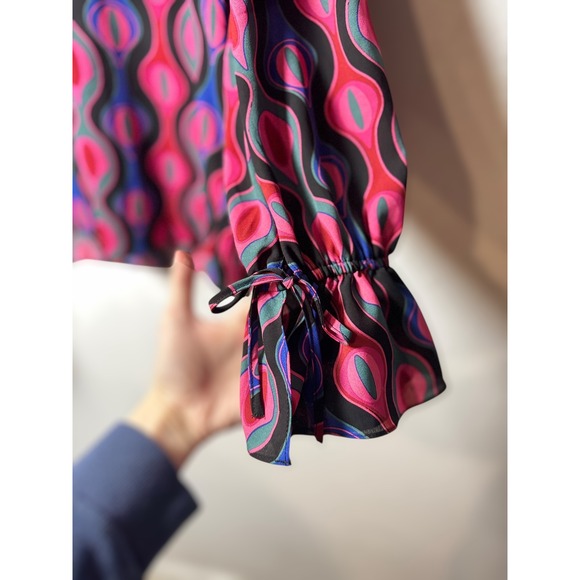Nicole Miller Geometric Groovy Print V Neck Ruffle Sleeve Blouse Womens M NWOT - Picture 4 of 5